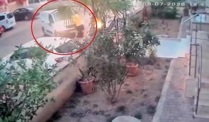 Tartıştığı kişinin üzerine aracı sürüp kapıya sıkıştırdı: O anlar kameraya yansıdı