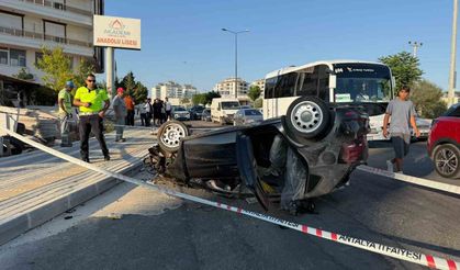 Antalya'da refüje çarpan otomobilin takla atma anı kamerada: 2 yaralı