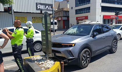 Refüje çarpan otomobilin sürücüsü yaralandı
