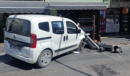Ticari taksiyle çarpışan hafif ticarinin iş yerine girmesini trafik lambaları önledi