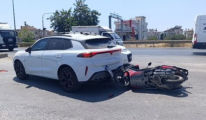 Yolda aniden duran araca motosiklet çarptı