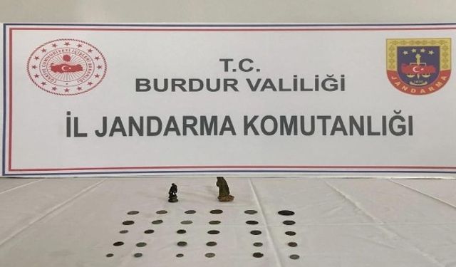 Burdur'da Roma dönemine ait sikke ve insan figürlü heykel ele geçirildi