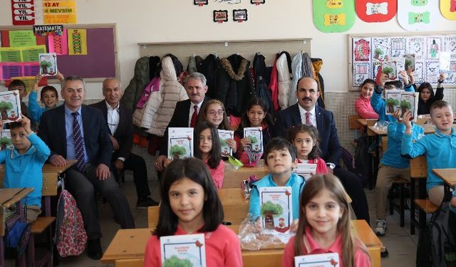 Konya'da Başkan Altay'dan 3. sınıf öğrencilerine hikaye kitabı