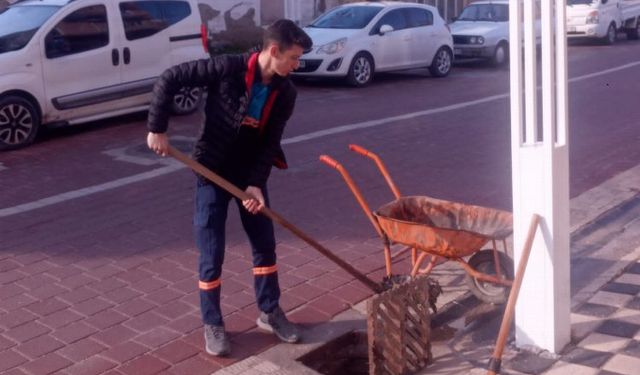 Manisa Saruhanlı'da yağışlara karşı ızgara temizliği