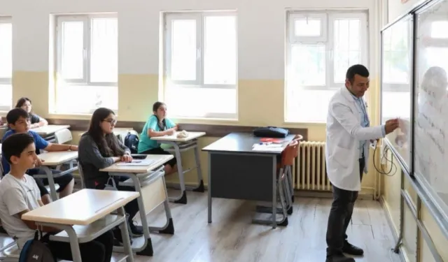 Öğretmenlerin il içi yer değiştirmeleri belli oldu... Atamalarda ilk kez sıra kaydı alındı