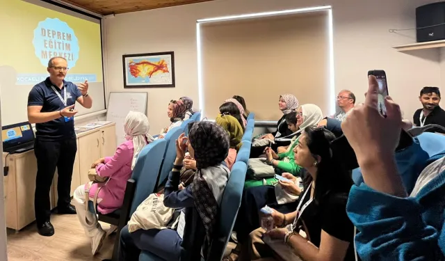 Deprem bölgesi öğretmenlerine Kocaeli'den afet eğitimi