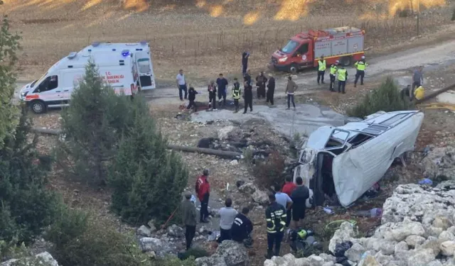 Tarım İşçilerini Taşıyan Minibüs Şarampole Yuvarlandı: 5 Ölü, 14 Yaralı