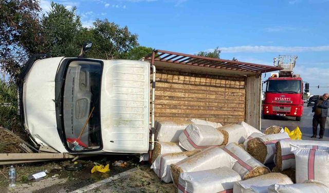 Antalya’da saman yüklü kamyonet devrildi, yol trafiğe kapandı