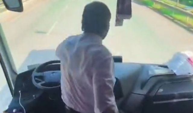 Taraftarları deplasmana götüren şoför araç seyir halindeyken ayağa kalkıp oynadı