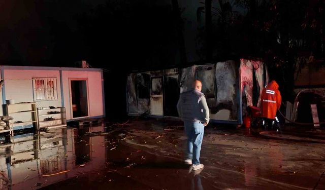 Yıldırım yangına sebep oldu konteyner küle döndü