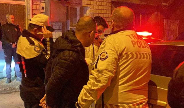 Alkollü sürücü 2 araca çarparak kaçtı, yakalanınca ekiplere zor anlar yaşattı