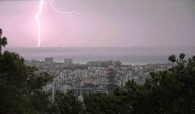 Antalya’da şiddetli yağış etkili oldu, şimşekler görsel şölen oluşturdu