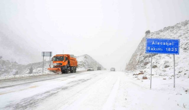 Antalya’ya kar yağışı aralıklarla devam ediyor