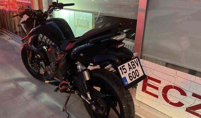 Burdur'da motosiklet park halindeki otomobile çarptı: 2 yaralı