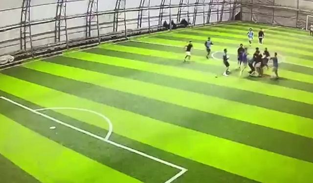 Halı sahadaki tekme tokatlı kavga kameraya yansıdı
