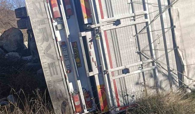 Isparta’da kontrolden çıkan kamyon şarampole devrildi, sürücü yaralandı