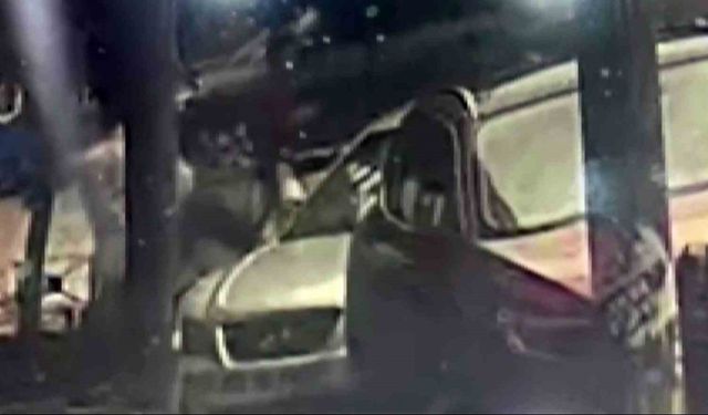Park halindeki otomobilin dikiz aynasını tekme atıp kırdı