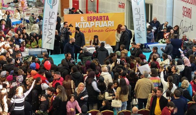 Şarkıcı Melis Fis, 8. Isparta Kitap Fuarı’nda hayranlarıyla buluştu
