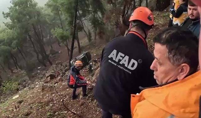 Uçurumdan yuvarlanan sürücüyü AFAD ve itfaiye ekipleri kurtardı