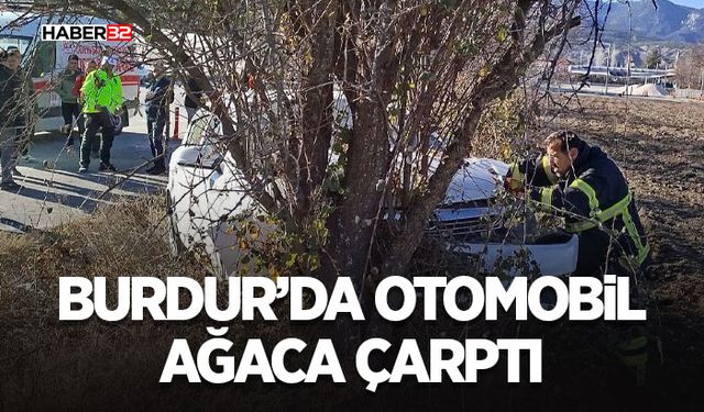 Burdur’da Otomobil Ağaca Çarptı