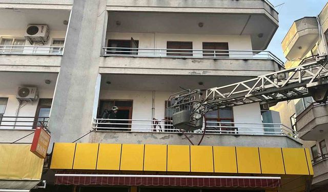 Alanya'da 3 katlı binada yangın paniği
