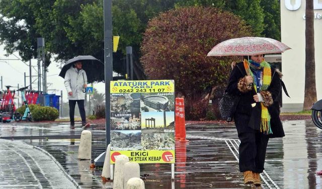 Antalya'da gece başlayıp sabah saatlerine kadar etkili olan sağanak etkisini yitirdi