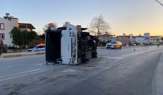Antalya'da midibüs ile otomobil çarpıştı: 3 yaralı