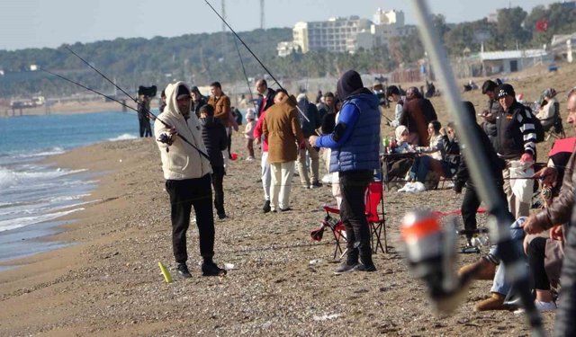 Antalya'da sahile akın eden vatandaşlar güneşin tadını çıkardı