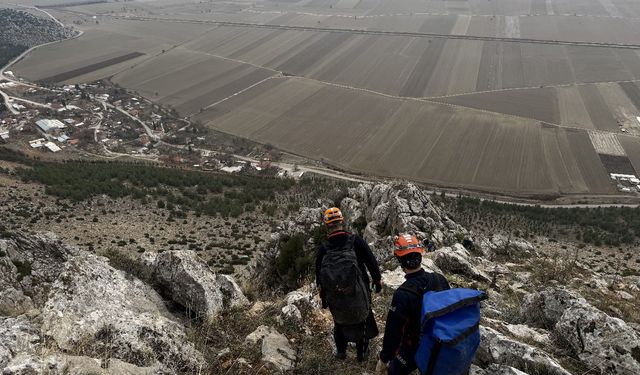 Dağda mahsur kalan keçi ekipler tarafından kurtarıldı