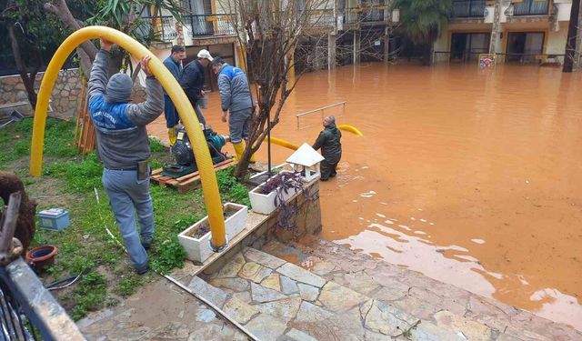 Kemer'de sağanak sonrası temizlik çalışmaları devam ediyor