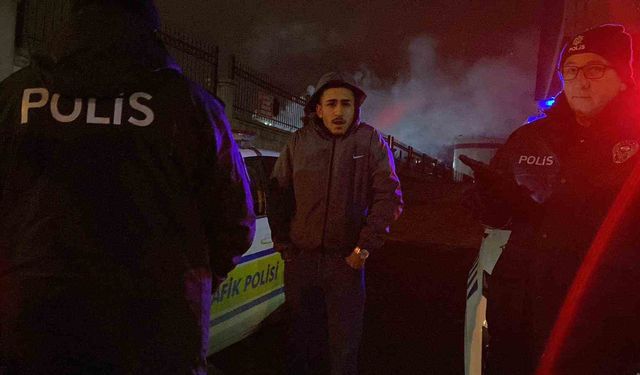 Polisi görünce kaldırıma çıkan alkollü sürücü, ekiplerin dikkati sayesinde yakalandı