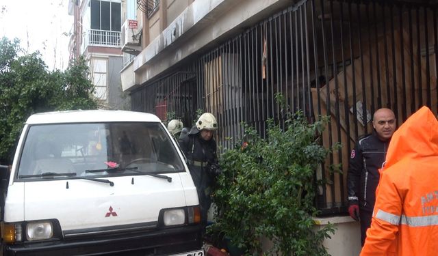 Yaşlı adamı komşuları evden çıkardı, yangın ucuz atlatıldı