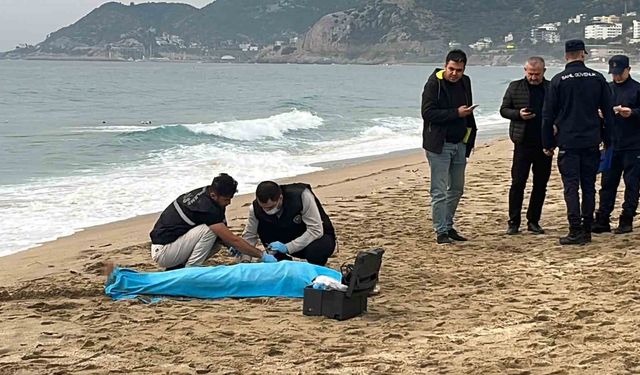 Alanya'da 2,5 ay önce sahilde bulunan ceset ihbarı yamaç paraşütü pilotu kamerasında