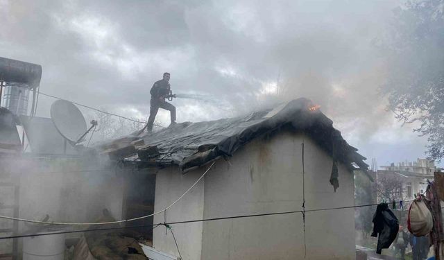 Antalya'da alev alev yanan tek katlı ev küle döndü