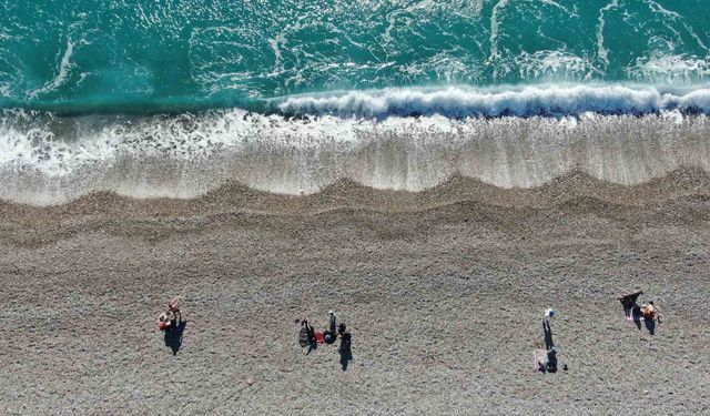 Antalya'da bir gün arayla iki mevsim: Dün sağanak ve fırtına, bugün deniz keyfi
