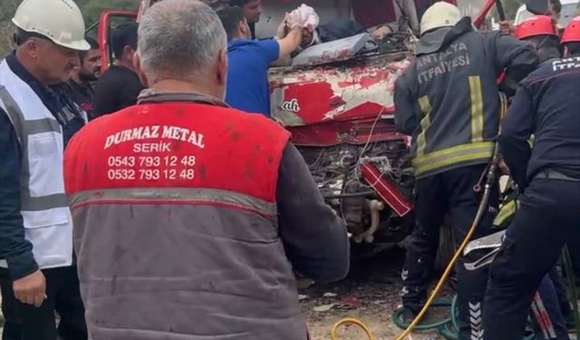 Antalya'da iki kamyon çarpıştı, sıkışan sürücüyü itfaiye kurtardı