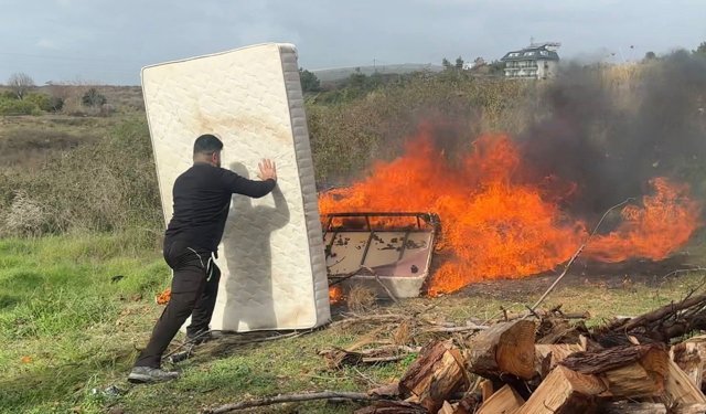 Eşyaları temiz kullanmayan personele sinirlendi, lojmandaki bütün eşyaları çıkartıp yaktı
