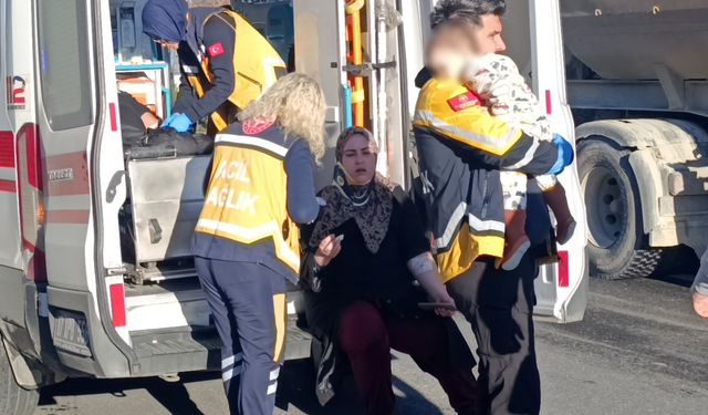 Zincirleme kazada annesi yaralanan bebek 112 görevlisinin kucağında annesini bekledi