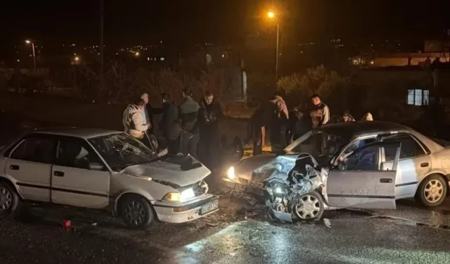Ortalık savaş alanına döndü: İki otomobil kafa kafaya çarpıştı, o yolu kan gölüne çevirdiler!
