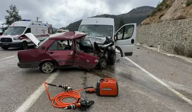 Feci son: Kafa kafaya çarpıştılar! 23 yaşındaki iki gence otomobil mezar oldu.