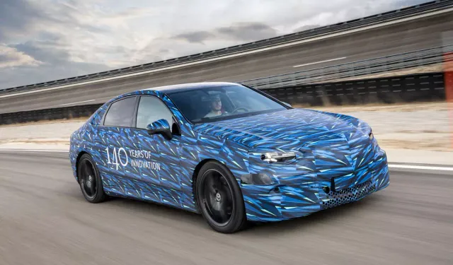 Mercedes'te EQ devri kapandı: Yeni elektrikli C-Serisi ile asalet geri dönüyor!