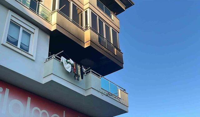 Alanya'da apartman balkonunda çıkan yangın korkuttu