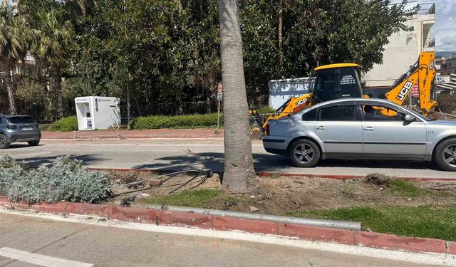 Antalya'da otomobil elektrik direğine çarptı: 2 yaralı