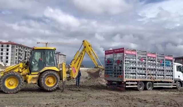 Çamura saplanan tüp yüklü kamyon kepçeyle kurtarıldı