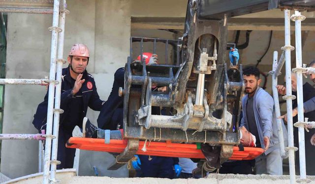 Demir iskeleden düşen inşaat işçisi yaralandı