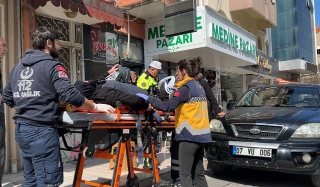 Geri manevra sırasında kaldırımda oturan yaşlı kadına çarpan sürücüye 'neden çarptın' sitemi