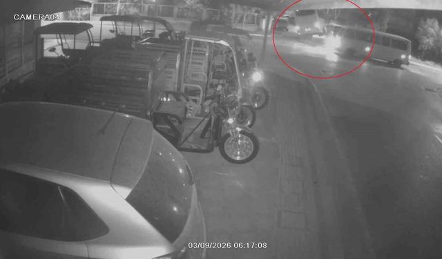 Kaza yapan otel servisi, park halindeki araçların üzerine devrildi