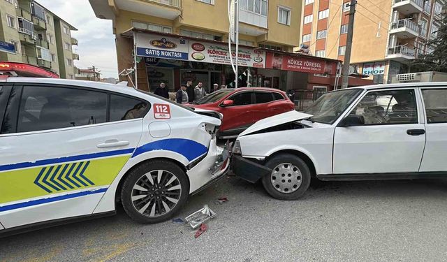 Yayaya yol veren polis aracına Tofaş otomobil arkadan çarptı