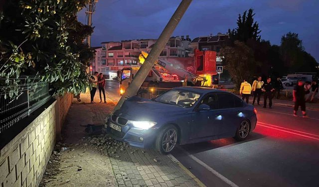 Aydınlatma direğine çarpan otomobilin sürücüsü yaralandı