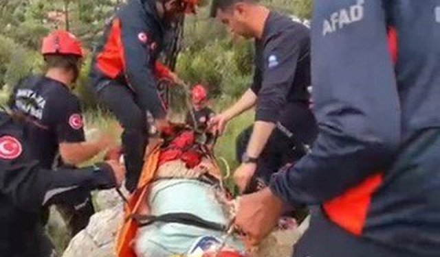 Dağa tırmandığı sırada düşerek yaralanan kişiyi ekipler kurtardı
